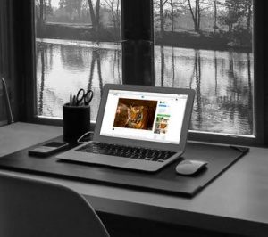 laptop pored prozora - internet promocija